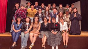 Un grup de joves caracteritzats en un escenari