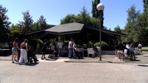Parc amb joves i persones grans compartint una estona a l'aire lliure
