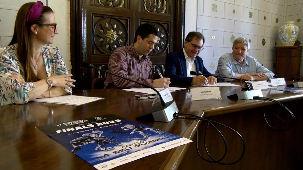 Persones assegudes signant uns papers