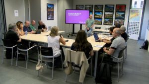 Grup de persones assegudes al voltant de la taula