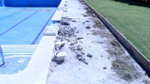 Voreres d'una piscina fetes malbé