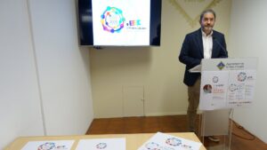 Un home davant un faristol