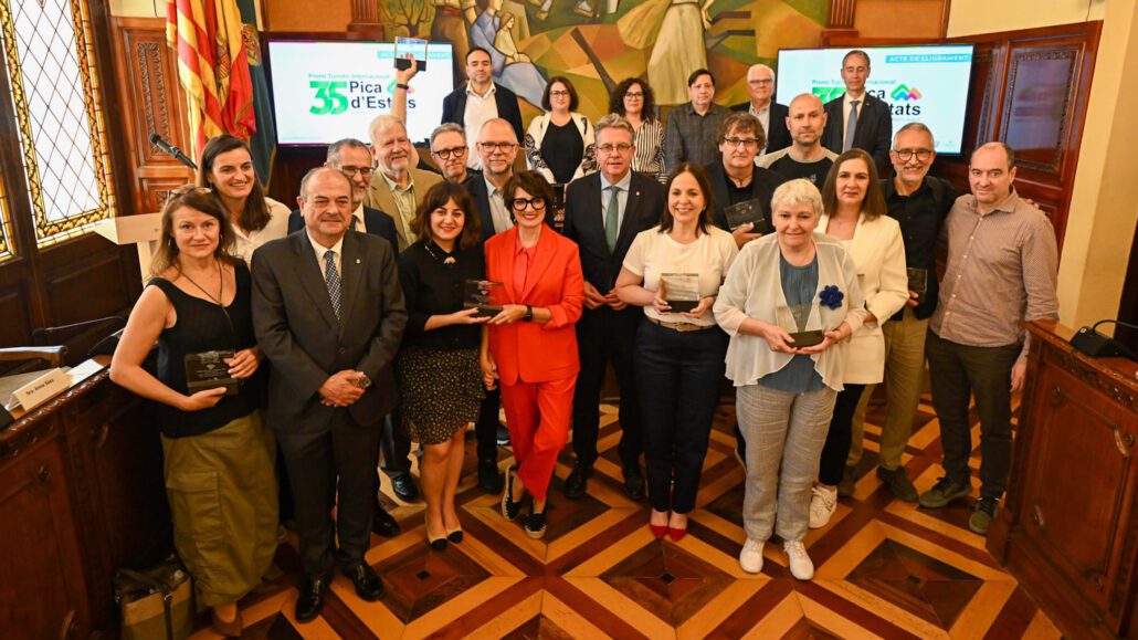 Un grup de persones en una sala fent-se una fotografia