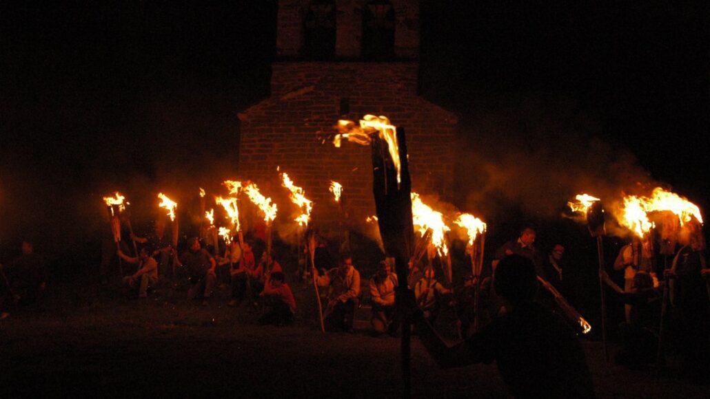 Persones amb torxes de foc
