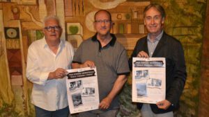 Tres homes amb cartells a les mans