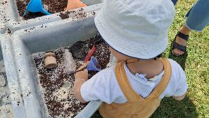 Un infant experimentant amb sorra.