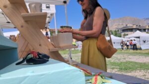 Una dona en un espai obert amb un vol a les mans