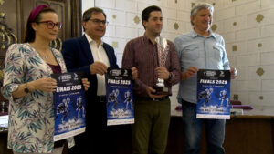 Tres homes i una dona amb cartells i una copa