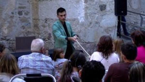 Un mag fent un truc davant el públic