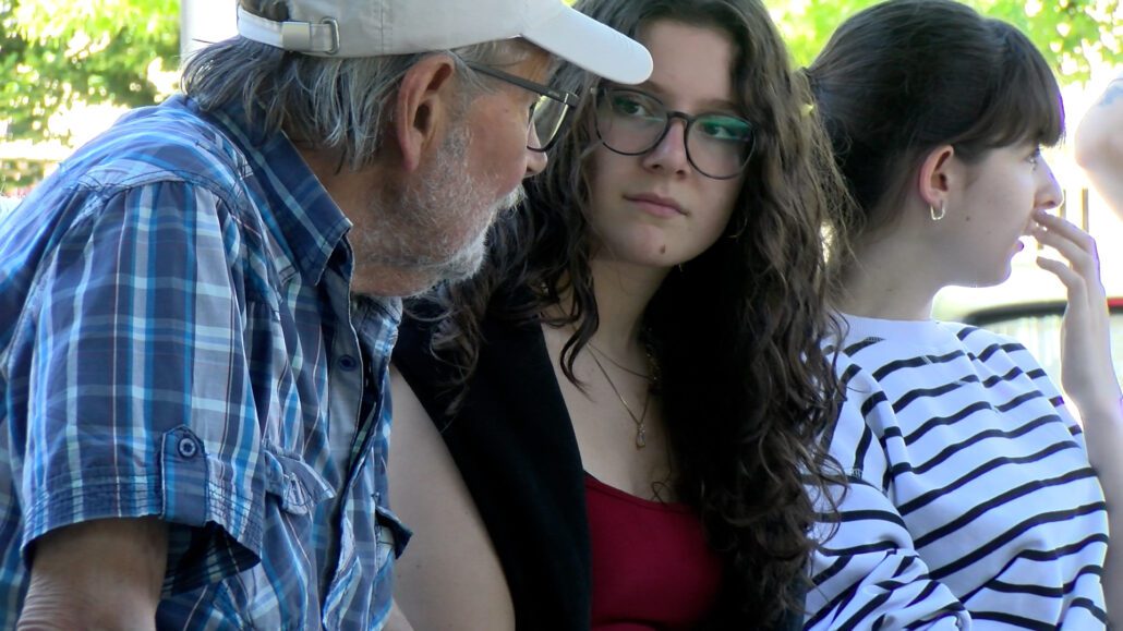 Dues joves i un home gran