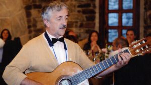 Un home tocant la guitarra