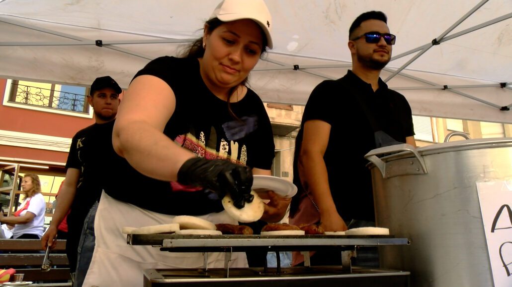 La Mostra Intercultural de la Seu creix i es trasllada al passeig Joan Brudieu Una dona cuina en una parada