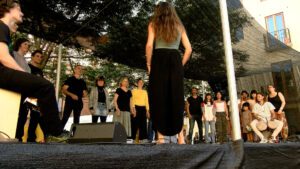 Un grup de persones a sobre d'un escenari, preparats per ballar