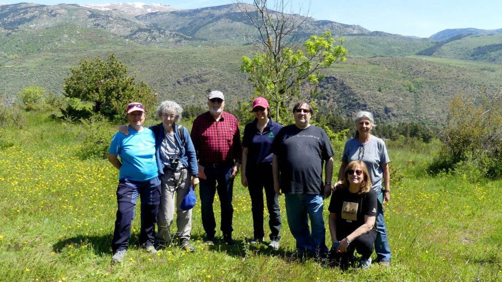 Grup de set persones situades en un entorn natural, durant un dia solejat