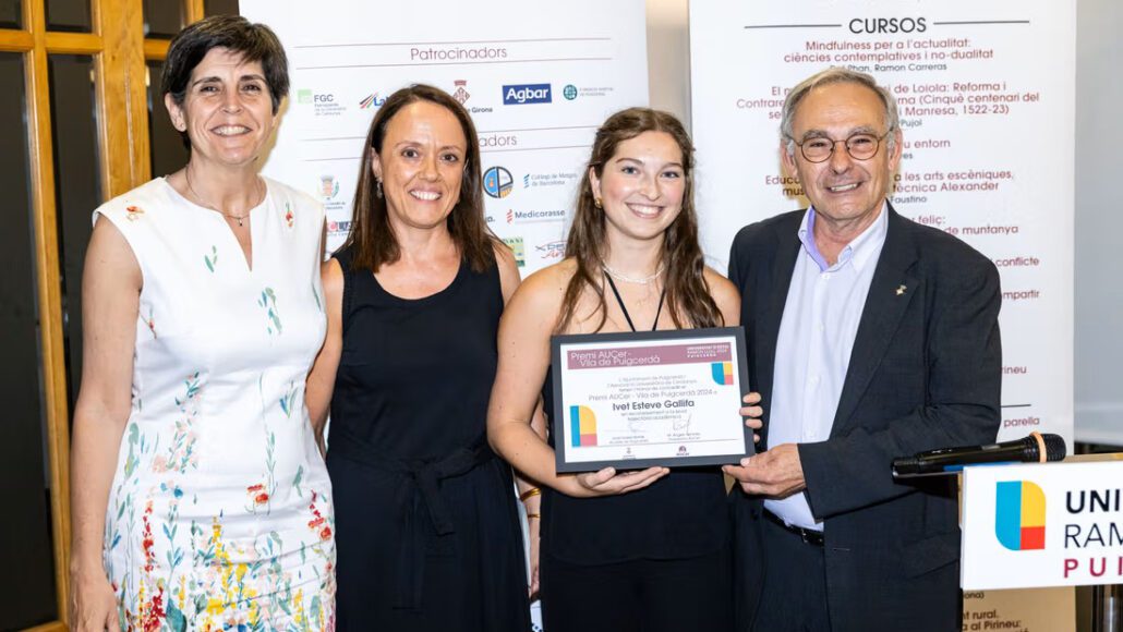 S’obre una nova edició del Premi AUCer – Vila de Puigcerdà Recollida d'un premi amb la premiada acompanyada de tres persones. Tots, a peu dret