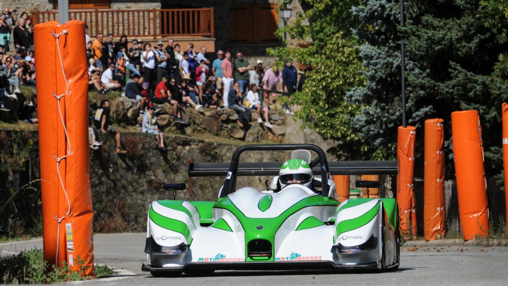 Un cotxe de rally en una carretera