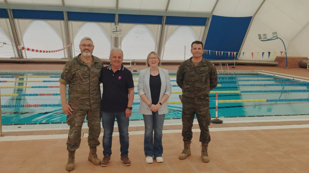 Quatre persones davant una piscina