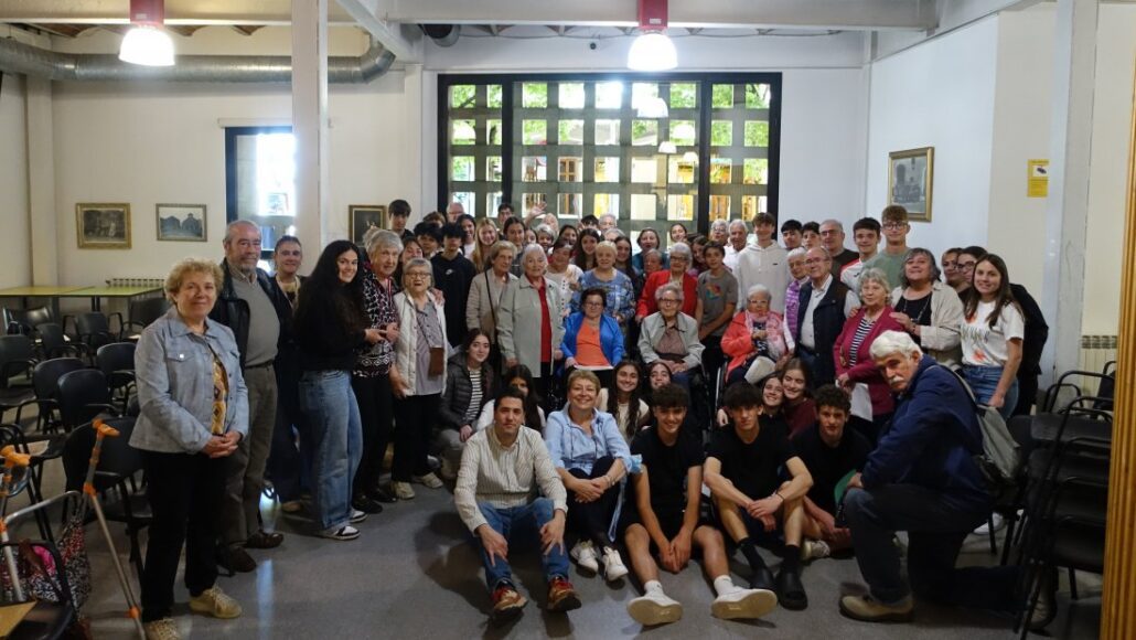 Jornada final del projecte Ens escrivim amb persones assegudes en cadires o al terra