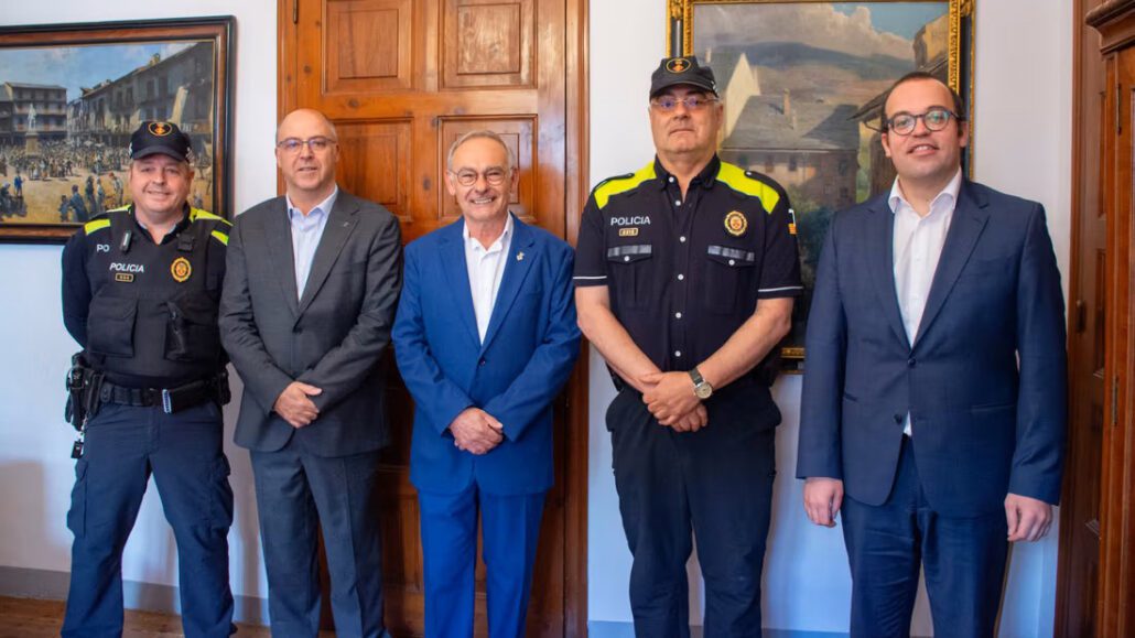 Cinc homes, dos dels quals amb uniforme de policia local