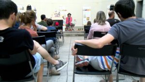 Gent asseguda escoltant un conte