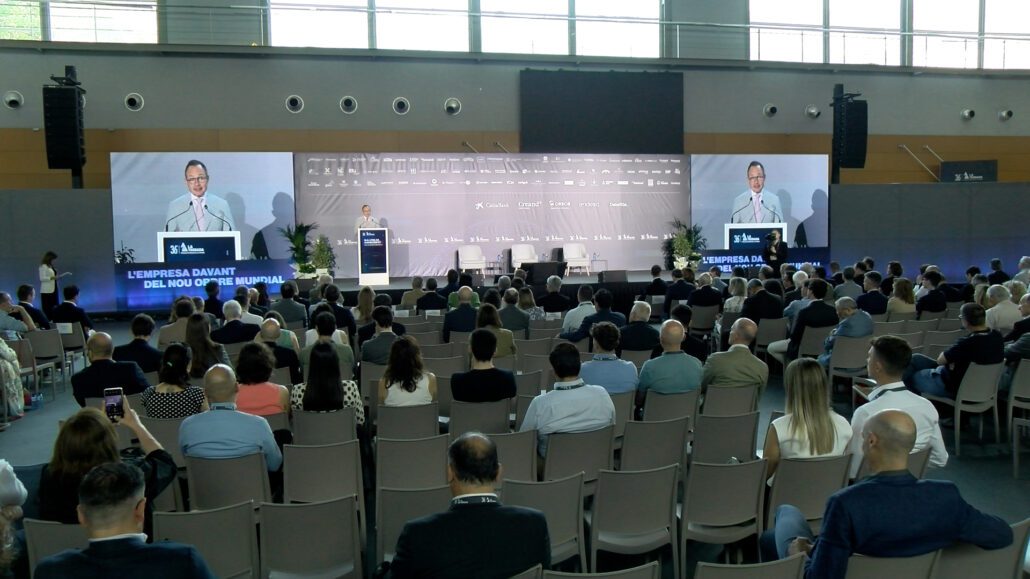 Un home adreçant-se als assistents a un acte