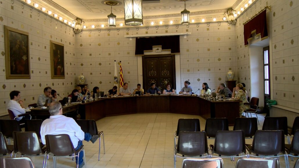 Persones reunides a l'Ajuntament de la Seu
