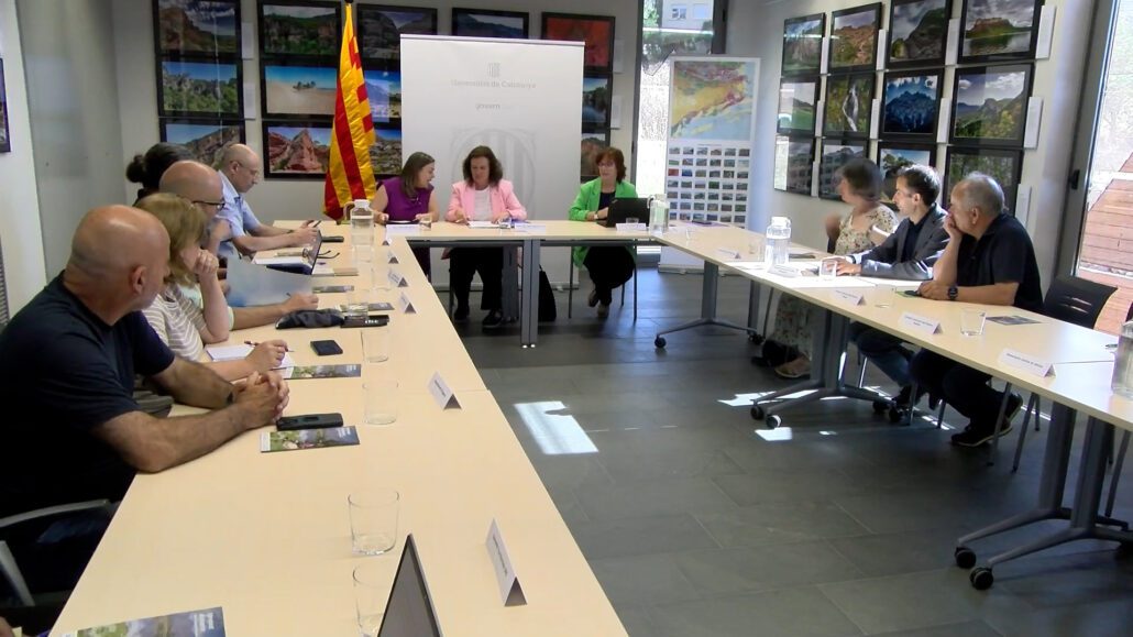 Gent reunida al voltant d'una taula