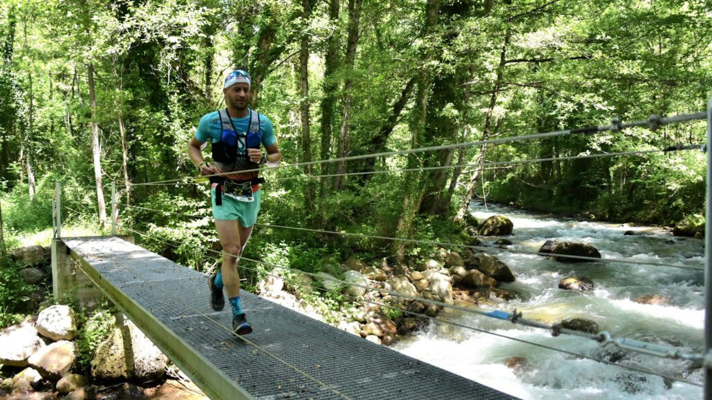 La 6a edició de la Cabanera se celebra a la Vall Fosca amb una participació de rècord Un corredor de muntanya