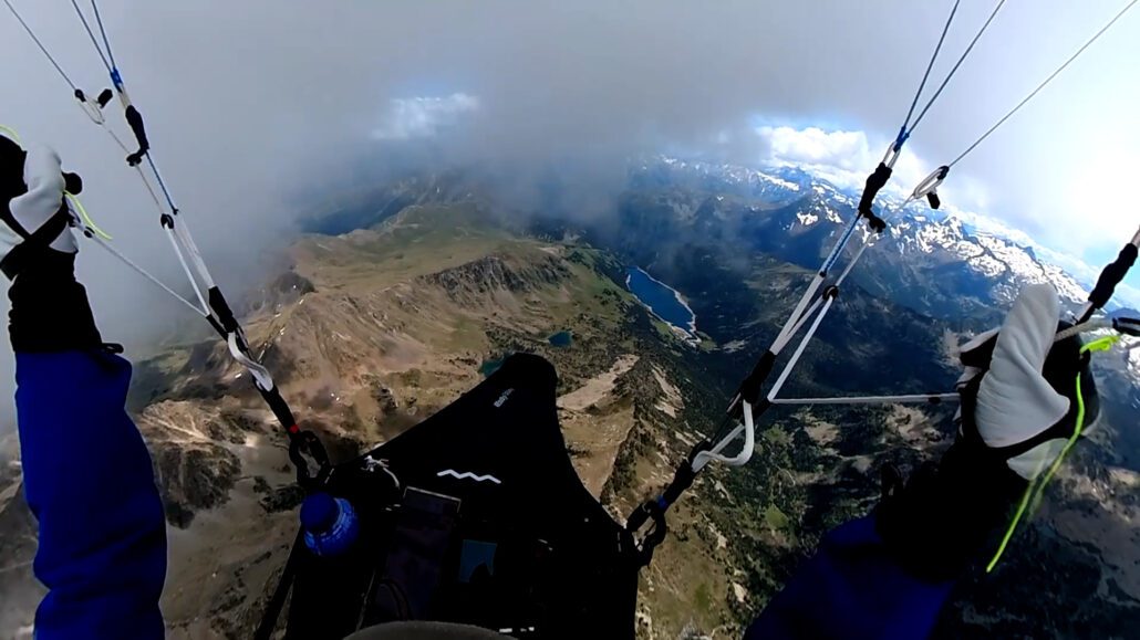 La Vall de Boí acull, per primer cop, el Campionat d’Espanya de Parapent Un parapentista en ple vol