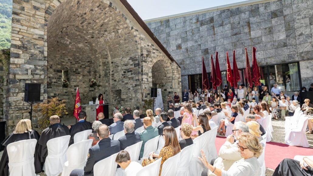 Participants en una acte institucional