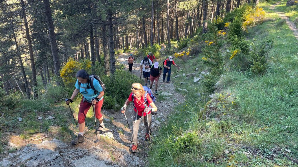 Persones fert una excursió a la muntanya