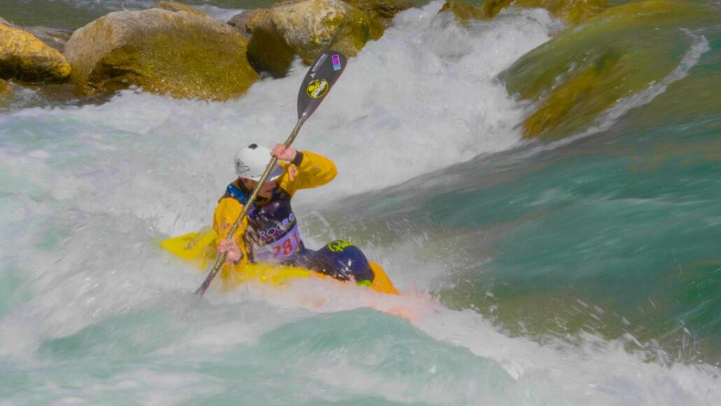 Un piragüista en acció