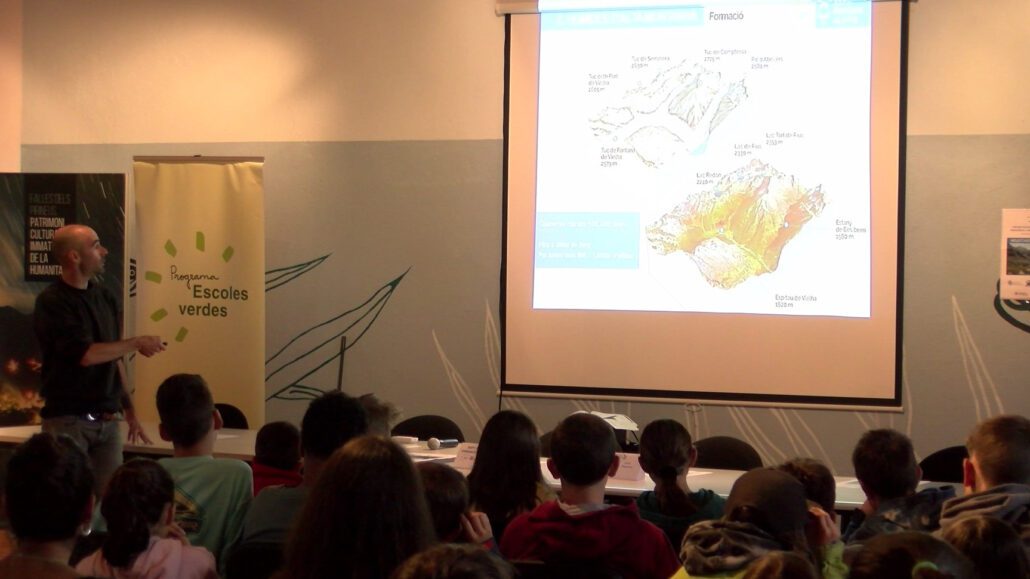 Joves en una sala durant una sesió formativa