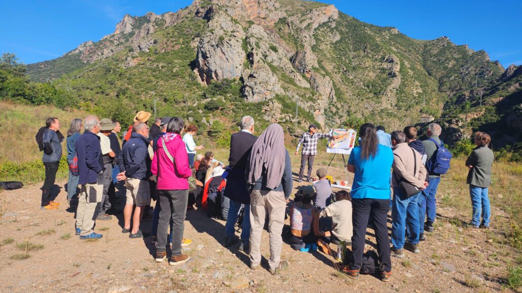 Un grup de persones, seguint una formació a la muntanya