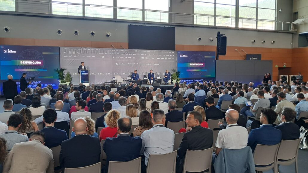 Moltes persones assistint a una trobada empresarial