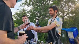 Un home serveix vi a un altre home