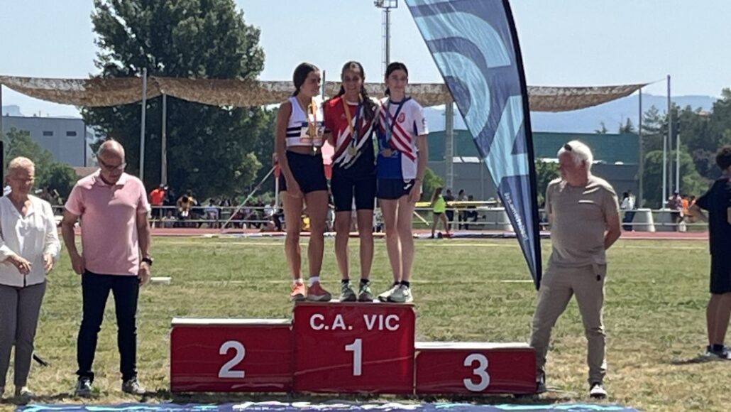 Tres joves al podi d'una pista d'atletisme