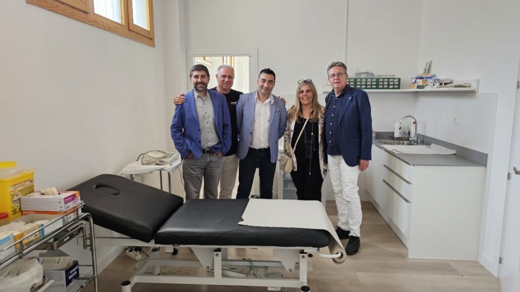 Cinc persones en un consultori mèdic