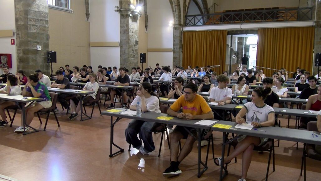 Joves preparats per fer un examen