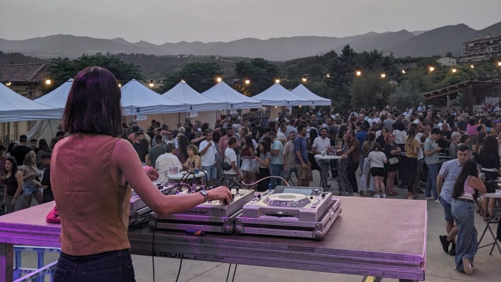 El ‘Tasting’ del Talarn Music Experience inaugura la 9a temporada musical al Pallars Jussà Una DJ durant una actuació amb públic
