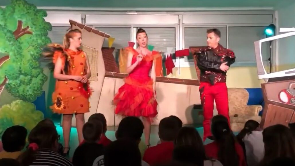 Un centenar d’alumnes de primària de la Seu aprendran com celebrar una revetlla segura Tres actors, dalt de l'escenari