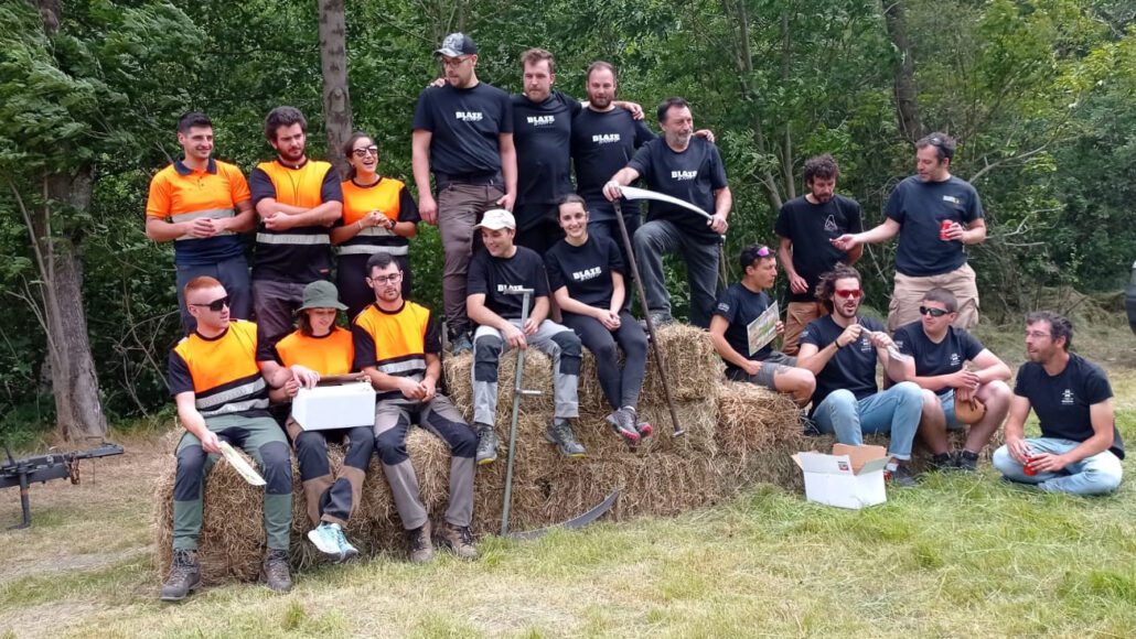 Homes asseguts en paques de palla