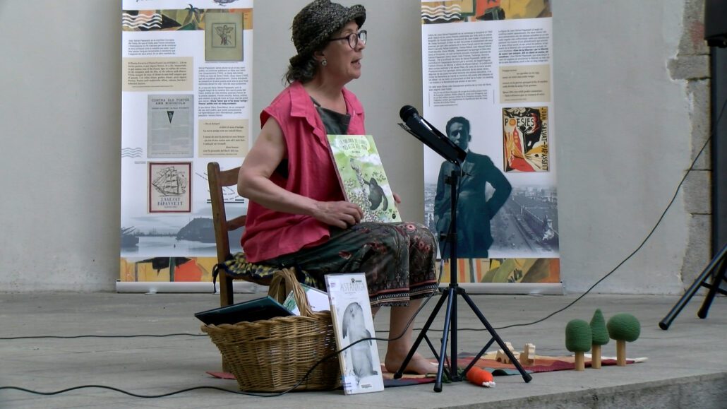 Señora asseguda explicant un conte