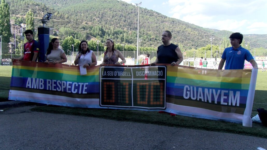 Gent amb una pancarta per la no discriminació a l'esport