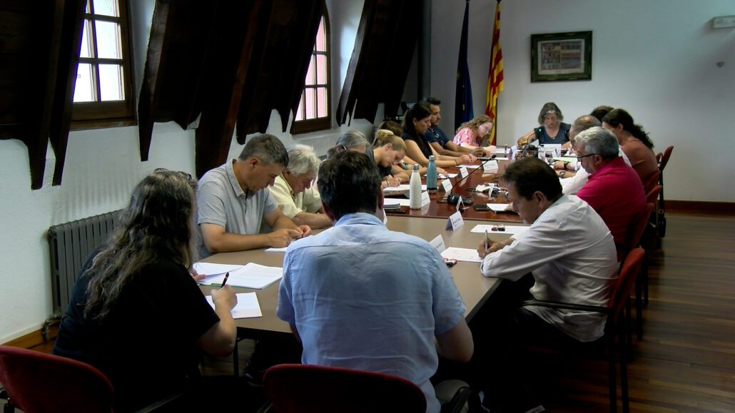 Persones reunides al voltant d'una taula