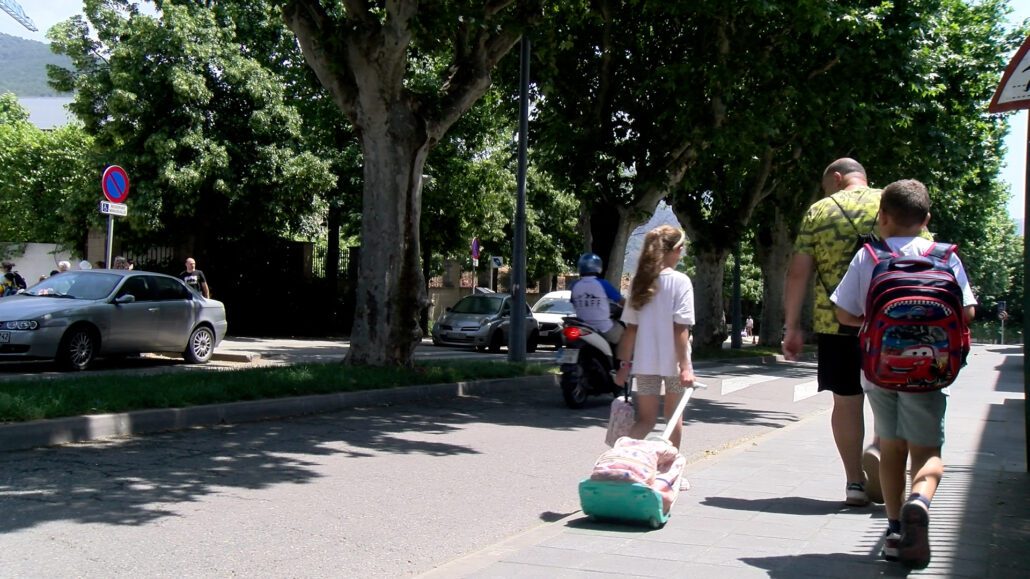 Infants i pares caminen per un carrer sense cotxes