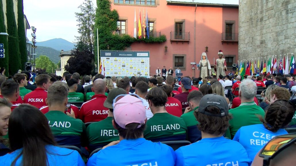 Persones amb xandals dels seus països durant una inauguració esporitva