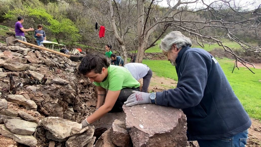 Dos homes reconstruint un camí de pedra