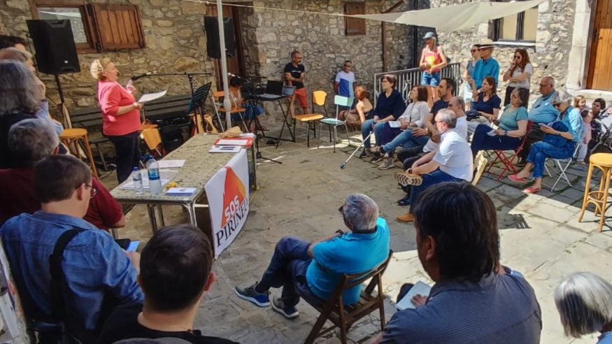 Força assistència a la xerrada organitzada per SOS Pirineus contra la corrupció política a Cerdanya