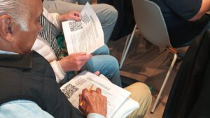 Un home gran omplint un document